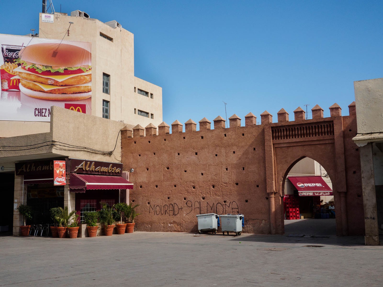 Publicidad de McDonalds junto a uno de los accesos a la medina de Oujda a través de la muralla.